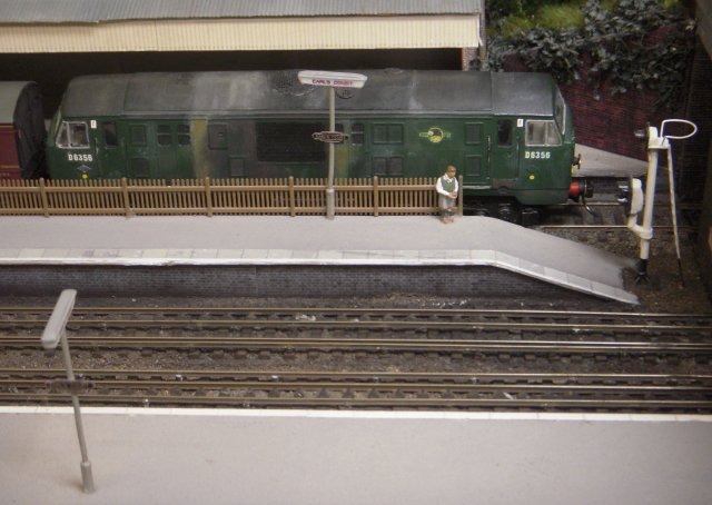 Earl's Court - set in the early 1960s -  assumed that the LMS and GWR had built their own joint station at Earl's Court, enabling them to divert some of their commuter and local passenger trains away from Euston and Paddington.  Also at the joint station was a small parcels depot and sidings for a nearby dairy - seen below being used by a train headed by Class 22 diesel hydraulic B-B D6356