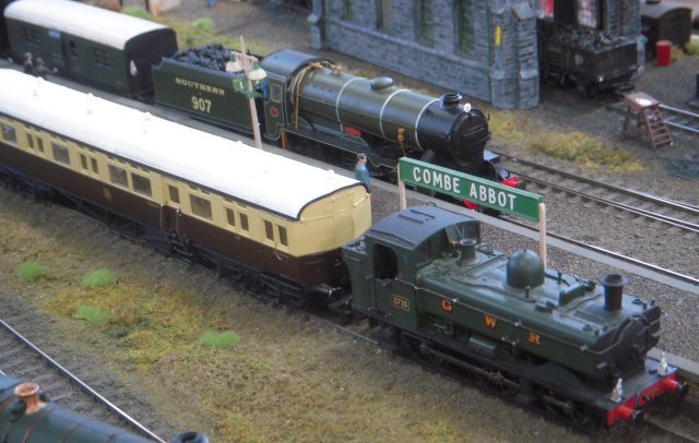 This branch terminus was joint GWR/ LSWR and became part of the SR at the 1923 Grouping. Set in Wiltshire around 1950, liveries were a mix of GWR, SR and early BR. Trains ran to Westbury (BR-W) and to Salisbury (BR-S). The latter included 3-coach sets which attach to Exeter-Waterloo services. There were also push-pull trains - as hauled by long wheelbase M7 0-4-4T 51, above, and  an equivalent GWR 0-6-0PT, seen with Schools 4-4-0 907 "Dulwich", below -  local goods, a weed-killing train and Army tank traffic to a sub-branch on Salisbury Plain. Built originally by Keith Blake from Bromsgrove, Combe Abbot was refurbished during 2010-12 and features a fiddle yard with eight train cassettes. Track on the 17' x 3' layout was SMP with wire-in-tube point operation and there were two Gaugemaster Combi controllers.