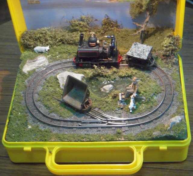 As such, Hobbs Row Halt made an interesting comparison with the quarry inspired "lunchbox" layout accompanying Snug End, seen below.