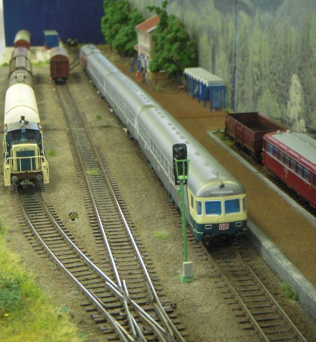 Bad Horn represented a branch line terminus in the Teutoburg Forest in the Central German Uplands around the year 2000.  The stations saw passenger trains from Paderborn formed of railcars or push-pull coaches as well as wagonload freight services.  Although the railways of Germany had been unified a few years previously, the rolling stock was still predominantly of Bundesbahn origin and still carrying West German liveries.  The trackwork was by Piko, the working signals by Viessmann and DCC train control by Roco.  The layout can also be operated with Deutsche Reichsbahn stock to represent the Ore Mountains in Saxony although strictly speaking the signals would be incorrect for this area.