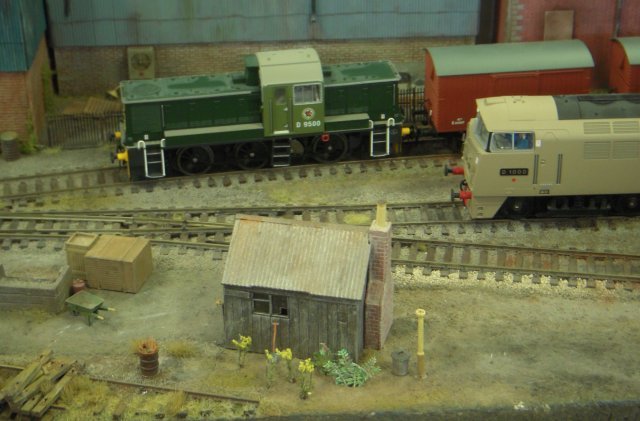 For this reason I stood back to capture the entire layout - and its front-control wire-in-tube point rodding -  in one frame as well as photographing the lead engines of Classes 14 and 52 below next to the platelayer's garden.