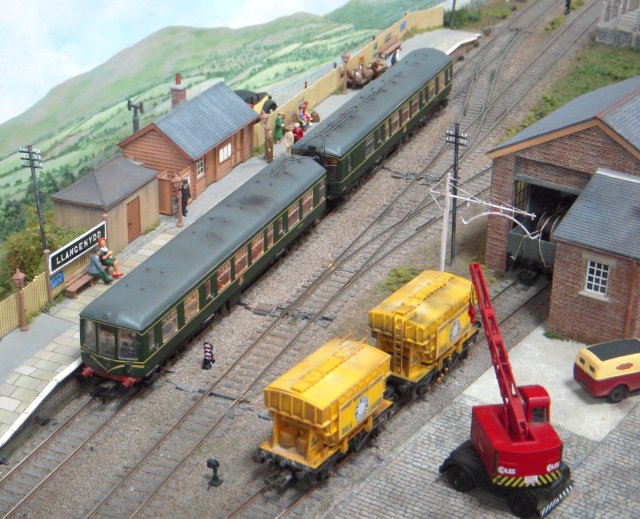 DCC operated locomotives and stock  - including the Derby Lightweight DMU evolved from the GWR B Set hauled by Midland Compound 1000 through Cheltenham South & Leckhampton - were mainly detailed and weathered proprietary items with some kit building, such as the Airfix / Dapol Presflos near the red Coles crane.  Llangenydd appeared in Hornby magazine in July 2010.