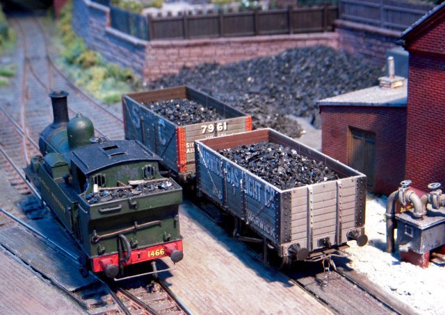 Following Condicote, which featured in Issue 7 of Hornby Magazine, Bob Vaughan went on to build Gas Lane to portray goods operation in an industrial setting.  This was inspired by a visit to England's last complete - but non operational - gas works at Fakenham in Norfolk and the 1 435 x 406mm compact layout can represent a wide variety of eras with different rolling stock.