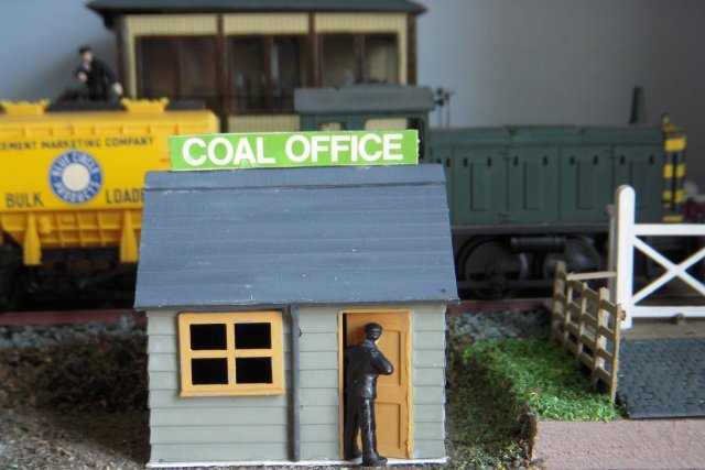 Nodding back to my Wagon Repairs diorama, now on display at the Dean Forest Railway in Norchard, was a coal office at the end of a siding below some other tracks and the picture above shows the different levels of this Dapol themed diorama as well as some of the scenic material used.  The grey ballast and fine earth were "as bought" while the grass was my own mixture first used on the earlier Square Airfield diorama and the coarser brown  - seen below by the black painted chain used to tension the crane hook cabling - was in fact tea leaves unused and past their use-by date.
