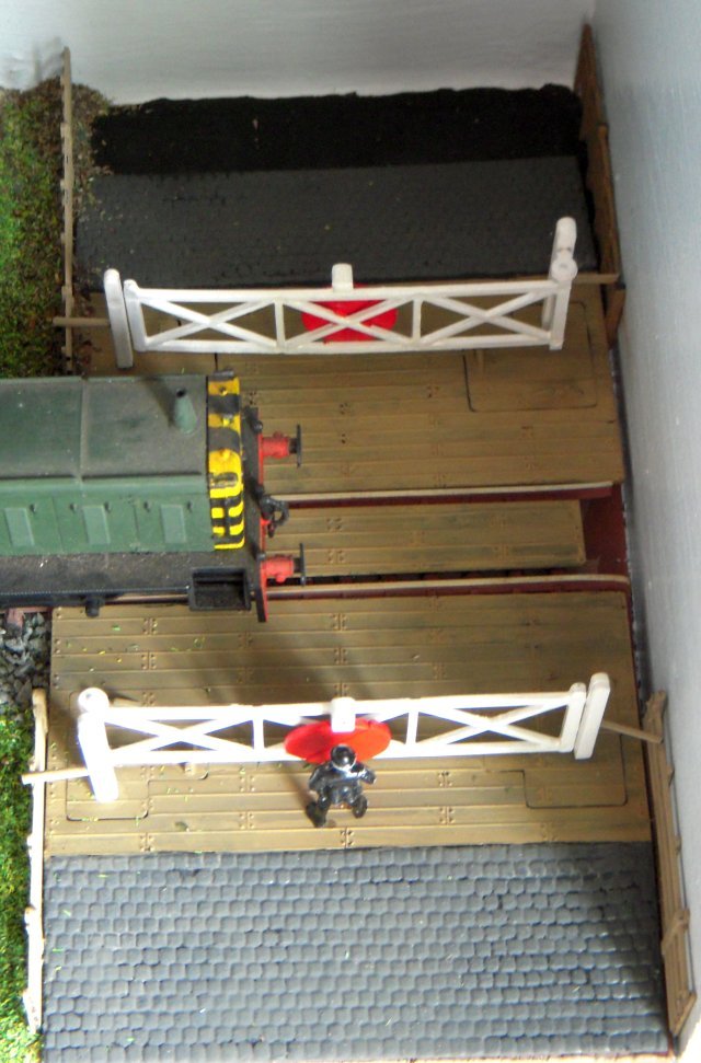 Indeed, one of the most striking things about Dapol C15 is the narrow roadway gap is between the posts when the gates are swung in favour of road traffic: only wide enough for two small cars of the late 1950s to pass each other.  Had there been just a little more road space at the back of the diorama I would have demonstrated this with a C033 Scammell Scarab, which has since inspired both Corgi and Lledo Trackside and Oxford Die Cast to produce their own ranges of 4mm scale die cast Scarabs and Mechanical Horses.