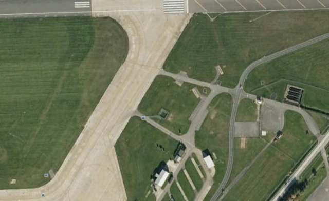 However, after walking south west along the road from Whelford to Kempsford, Paul, his daughter Stephanie and I found that it was possible to pay � 20.00 each to enter a fenced compound via the gate at the right hand side of the aerial picture above.  This afforded us a much closer view of the aircraft taxiing past as well as an oblique rather than end-on view of the runway.