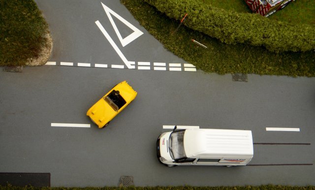 Similarly, the main road defining the edge of the board nearest to the visitors featured not only scale square manhole covers and a thrush perched on a coned-off gateway but skid marks from a Network Rail Ford Transit being braked excessively hard to avoid a yellow sports car carelessly turning right!