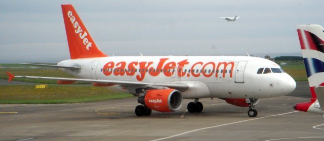 Having recently built a 1/144 scale model of GermanWing's Airbus A319 D-AKNF I was particularly pleased to get several shots of British low cost carrier EasyJet's Airbus A319-111 G-EZEG. Carrying constructor's number 218, this aircraft first flew on 6 February 2004 under the test registration D-AVWF.