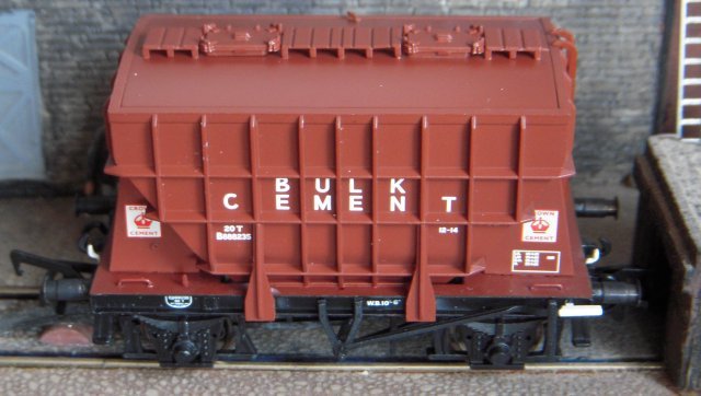 A landmark in ready to run Presflo modelling was the arrival in the summer of 2011 of a range of Bachmann models, crisply moulded, attractively finished and detailed to the level of Bourdon gauges, valve control wheels, worksplates and authentic markings that, frankly, left Dapol's offerings ( pictured below ) sadly lacking.  The images above are of Bachmann's product 38-261A representing B888235, built by Metropolitan-Cammell in 1957 as part of Lot 3029.