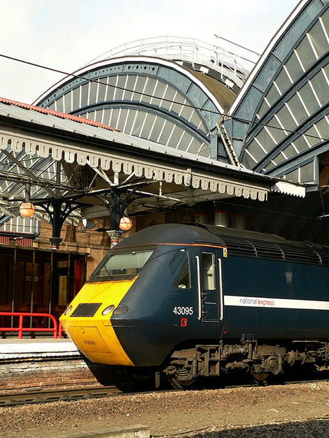 The High Speed Train: a revolutionary, exciting, all-new concept that became the shape of rail travel across not only Great Britain, but the whole world, for decades to come, and it is a machine that is still in front-line service today. Pictured above, this fascinating train, known by many as the InterCity 125, was the direct successor of the Deltics, as a purpose built high speed passenger train. It was not just a single locomotive, but the High Speed Train featured nine carriages that were purpose built, sandwiched between two streamlined Class 43 locomotives (power cars). 