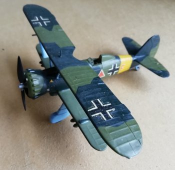 The HS 123 was a sturdy sesquiplane which proved successful in Spain despite its limited bomb load and range. It was replaced in Spain by the Junker Ju 87 Stuka monoplane dive bomber.