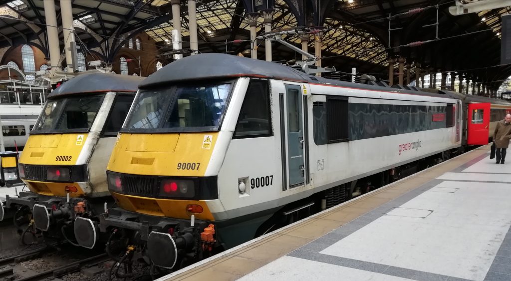 On arrival at LIVERPOOL STREET I noted 90 002 and 90 007 in Greater Anglia livery before travelling to BAKER STREET via the Metropolitan Line and then used the Hammersmith and City Line to reach PADDINGTON.